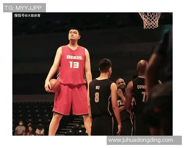 姚明在篮球场上的精彩瞬间与生活中的真实一面照片集锦