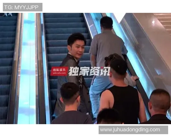 李晨与足球明星亲密合影展现运动精神与友谊的完美结合 李晨与足球明星亲密合影展现运动精神与友谊的完美结合